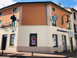 Devanture de la pharmacie du Village