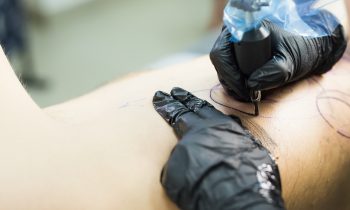 Le tatouage n'est pas un acte anodin ! Si la plupart des personnes prennent le temps de la réflexion, beaucoup oublient les prescriptions élémentaires en matière de sécurité pour leur santé.